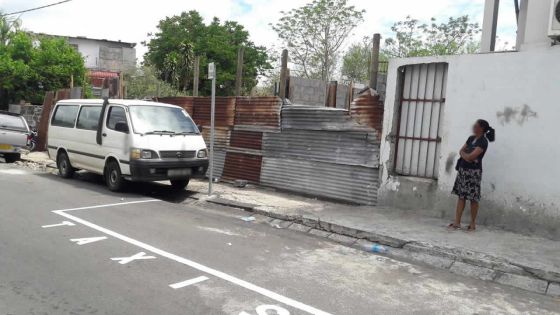Devant une maison en construction : une station de taxis obstrue un passage à Venus