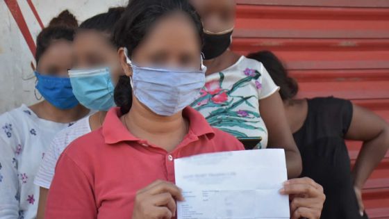 Une dizaine d'employées d'un supermarché à Cassis protestent contre la réduction de leurs salaires