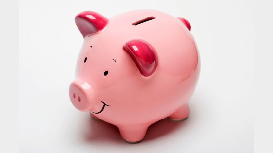 Il vole la tirelire de sa petite amie