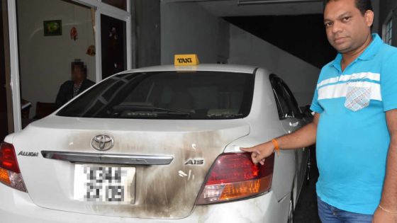 À Quatre-Bornes : deux motocyclistes lancent des cocktails Molotov sur un taxi