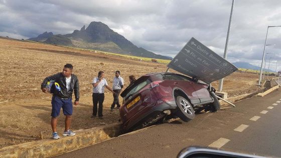 Bambous : une voiture finit sa course dans un caniveau