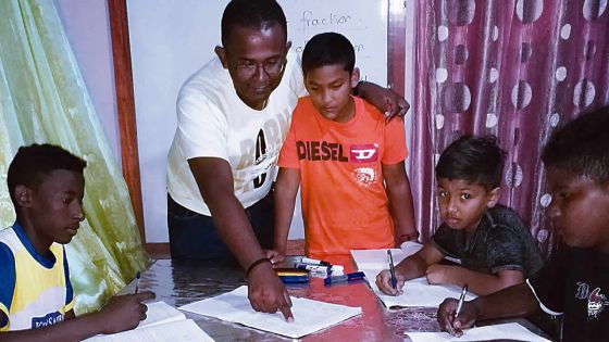 Kavin Cassy, l'enseignant qui donne des leçons gratuites