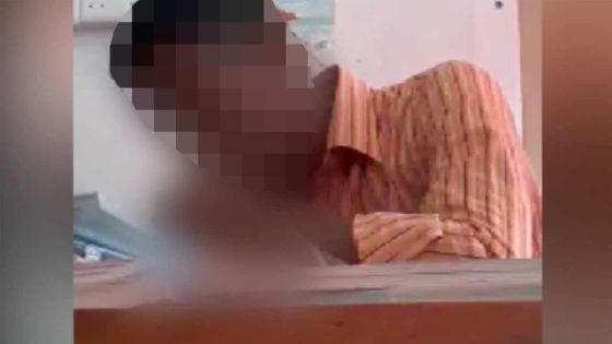 En salle de classe : un enseignant filmé dans un état second