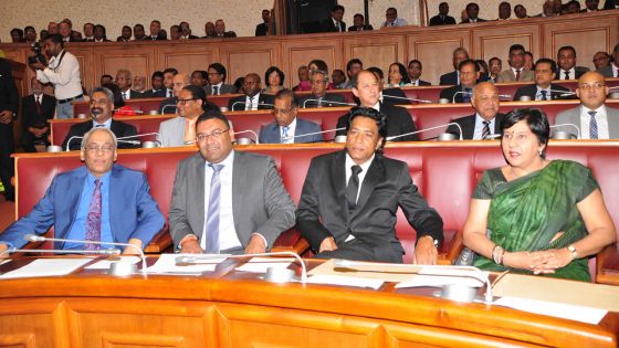 Dans un projet de loi en circulation restreinte : ligne de démarcation entre fonctionnaires et ministres 