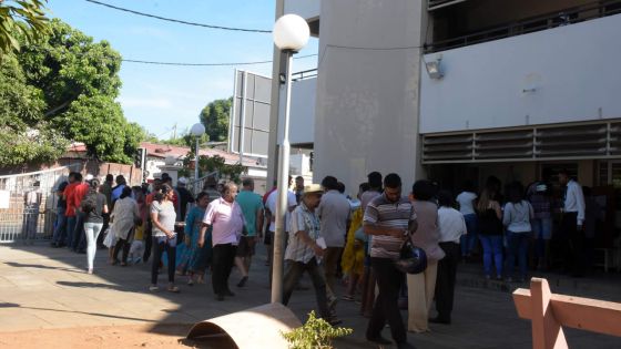 Circonscription no 5 : les files d’attente à Triolet créent un rush