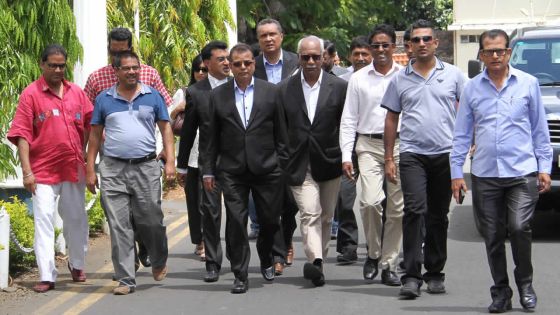 Banderole à l’inauguration d’un complexe sportif à Parisot : les 3 membres du PTr font valoir leur droit au silence
