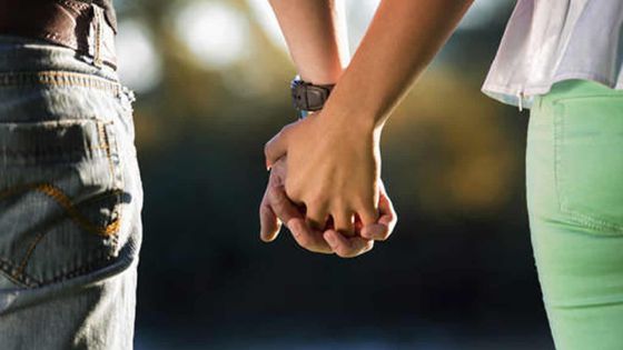 La lumière au bout du tunnel : une femme battue trouve l’amour auprès d’un gentleman séropositif 