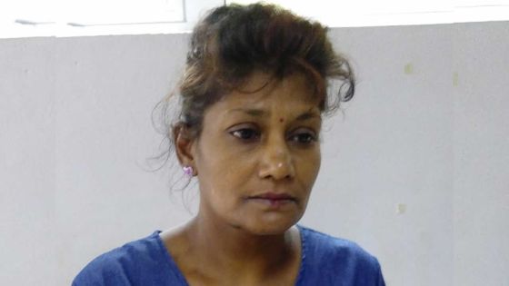 Une mère de trois enfants demande de l’aide pour le toit de sa maison qui fuit