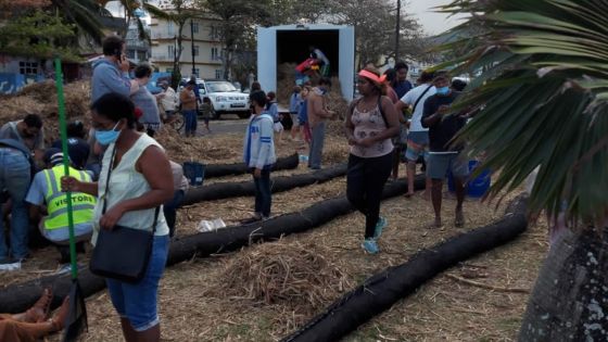 Fuite d’huile du MV Wakashio : une marée humaine de solidarité contre la marée noire