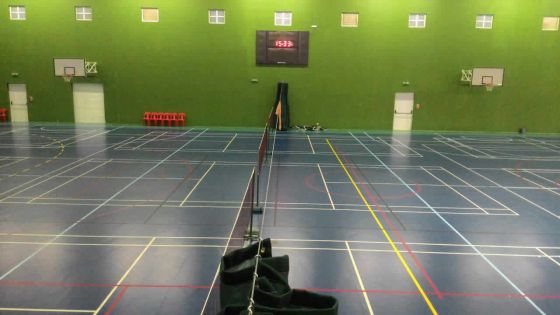 Au gymnase James Burty David : les badistes s’indignent des filets de protection installés