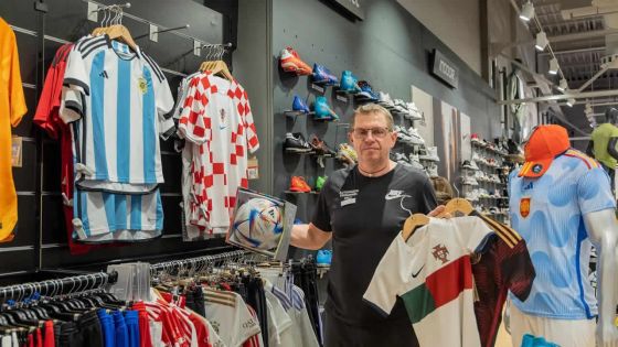 Maillot, ballon, écharpe, porte-clés, album ...Ces produits qui ont la cote dans les magasins de sport et d’accessoires