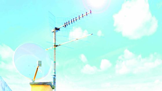 Télévision par satellite : la couverture nuageuse et le vent brouillent le signal