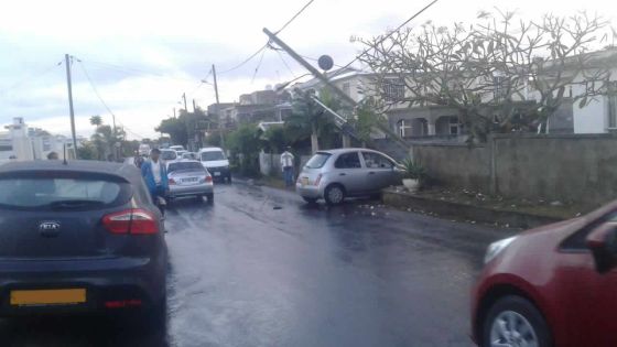 À Mont-Roches : une voiture dérape et percute deux pylônes