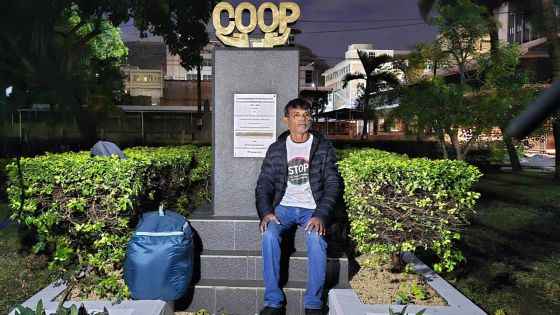 Après s’être installé au Jardin de la Compagnie : Dave Kissoondoyal retourne poursuivre sa grève de la faim chez lui