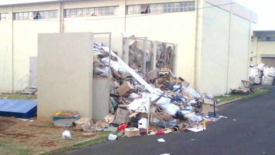 Des déchets jonchent le sol du parc indsutriel de La-Tour-Kœnig
