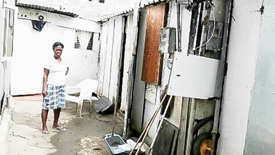 À Rivière-Noire : une grand-mère vit sans électricité depuis onze ans