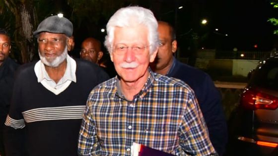 Paul Bérenger sur le terrain en réunion privée pour finaliser la liste des candidats MMM