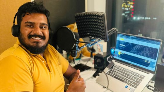 Jo fait vibrer les ondes de Radio Plus depuis l’Australie