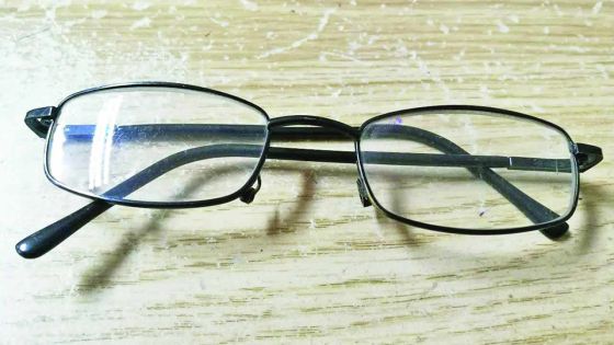 Il recherche ses verres oubliés dans un autobus