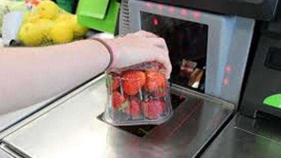 Vol perpétré par le personnel : la caissière fait mine de scanner des articles non payés par ses collègues