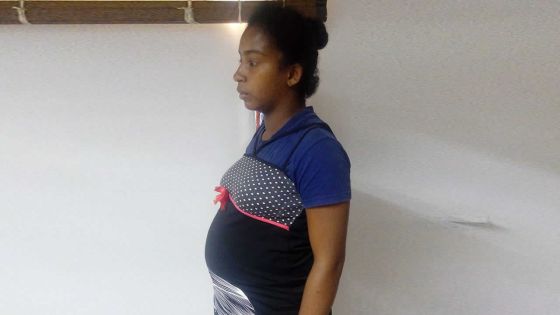 Sur le point d’accoucher, elle vit sans eau ni électricité