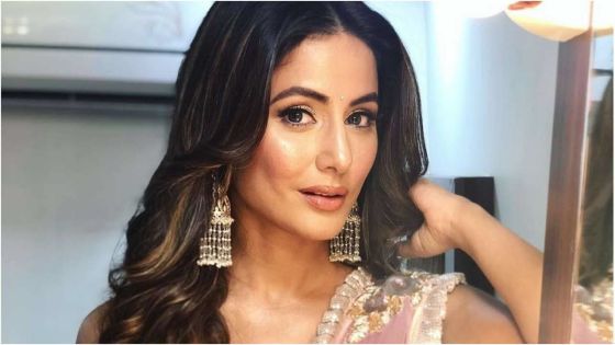 Hina Khan se rend pieds nus aux mosquées