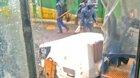 À Curepipe: Travaux d’asphaltage sous la pluie