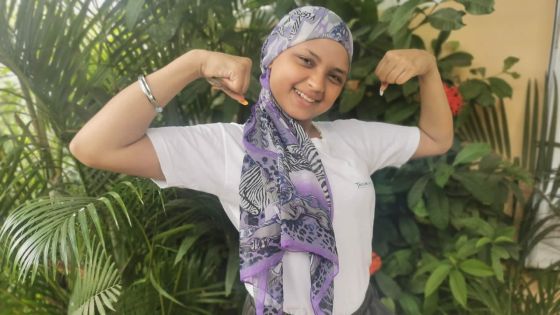 Aurélie, une jeune maman de 19 ans, vit avec une tumeur à la tête : «Lavi pa aret la…»