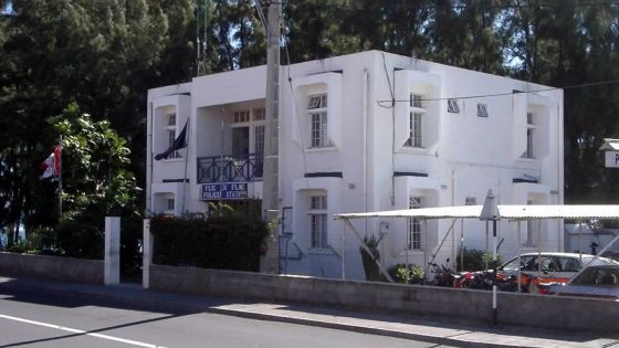 Sur la plage de Flic-en-Flac: voulant filmer une bagarre entre jeunes, il est agressé avec un morceau de corail