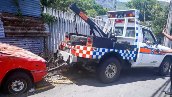 À Forest-Side : des voitures abandonnées obstruent la circulation 