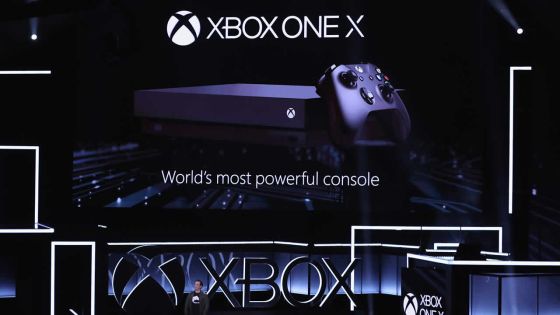 Microsoft dévoile sa nouvelle console Xbox One X face à Sony