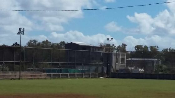 Calebasses – Le terrain de foot toujours plongé dans le noir