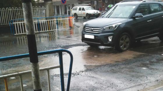 Curepipe – Nid-de-poule en plein centre-ville