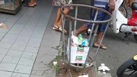 Poubelle sans fond à Rose-Hill