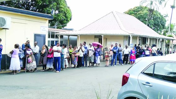 Hôpital de Flacq : file d’attente au soleil et sous la pluie pour des prothèses médicales