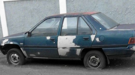 Une voiture abandonnée enlaidit le paysage 