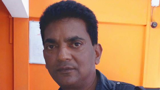 Pratique d’élevage décriée : de la fiente de poule mélangée à de la nourriture pour cerfs