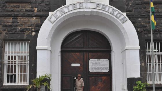 Après sa fête d’anniversaire à la prison : Peroomal Veeren pris avec un collier en or massif de Rs 1 million