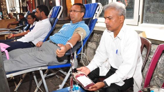 Au Marché central : les maraîchers offrent 316 pintes de sang