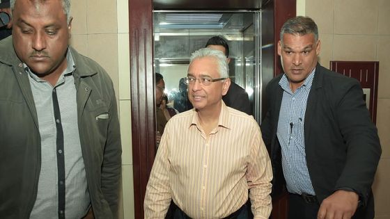 Jugnauth : « Nou met kamera pou assure sekirite lepep. Mo pa interese pou guete si li pe al rent dan karo kotomili. Fini kotomili, li pe al rod karipoule »