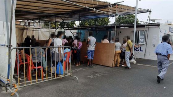 Covid-19 Testing Centres cette semaine : attente interminable, les gestes barrières filent à l’anglaise