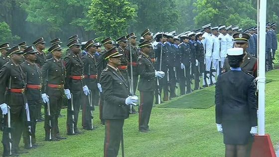 12-Mars : cérémonie solennelle de lever du drapeau à la State House 