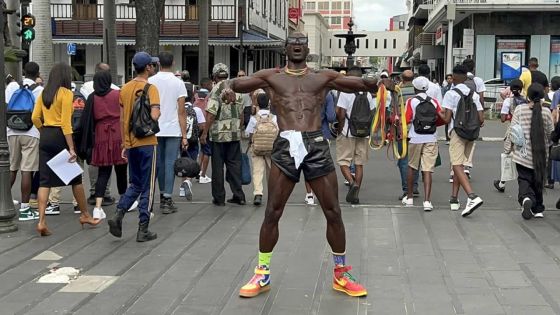 L’influenceur camerounais Takam Alain Giresse fait le buzz à Port-Louis