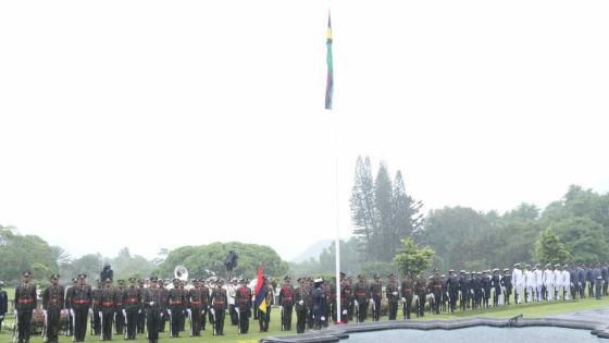 Fête nationale 2020 : une cérémonie de lever du drapeau sous la pluie