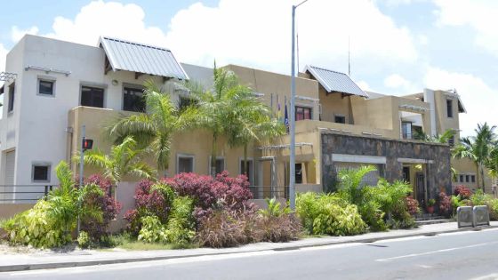 Caméra cachée : une femme de ménage filmée en train de voler sa patronne