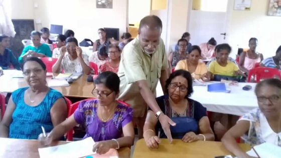 Alphabétisation des aînés : belle collaboration entre l’Université du 3e âge et DIS-MOI dans le Sud 