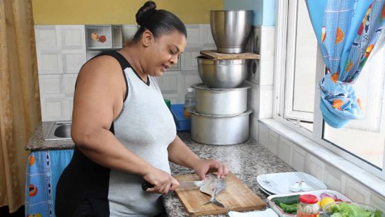 À Gris-Gris, Chrystele vend du poisson frit aux pique-niqueurs