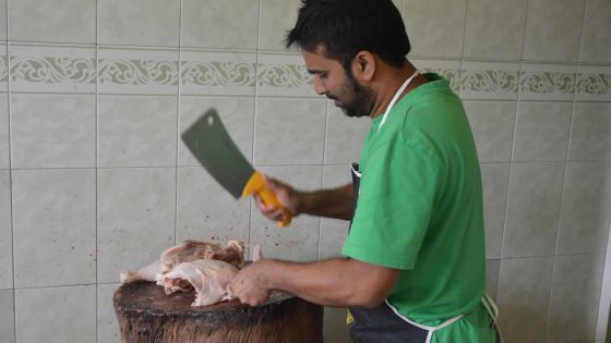 Arshad Keenoo l'as de la découpe du poulet