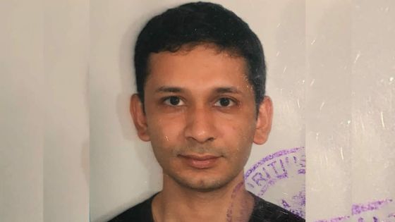 Une remorque et son conteneur basculent sur une voiture : un chirurgien-dentiste rend l’âme