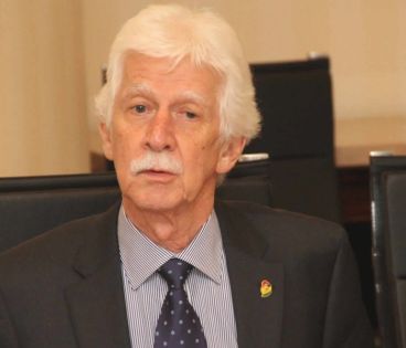 Paul Bérenger exprime sa solidarité envers l’ambassadeur de France